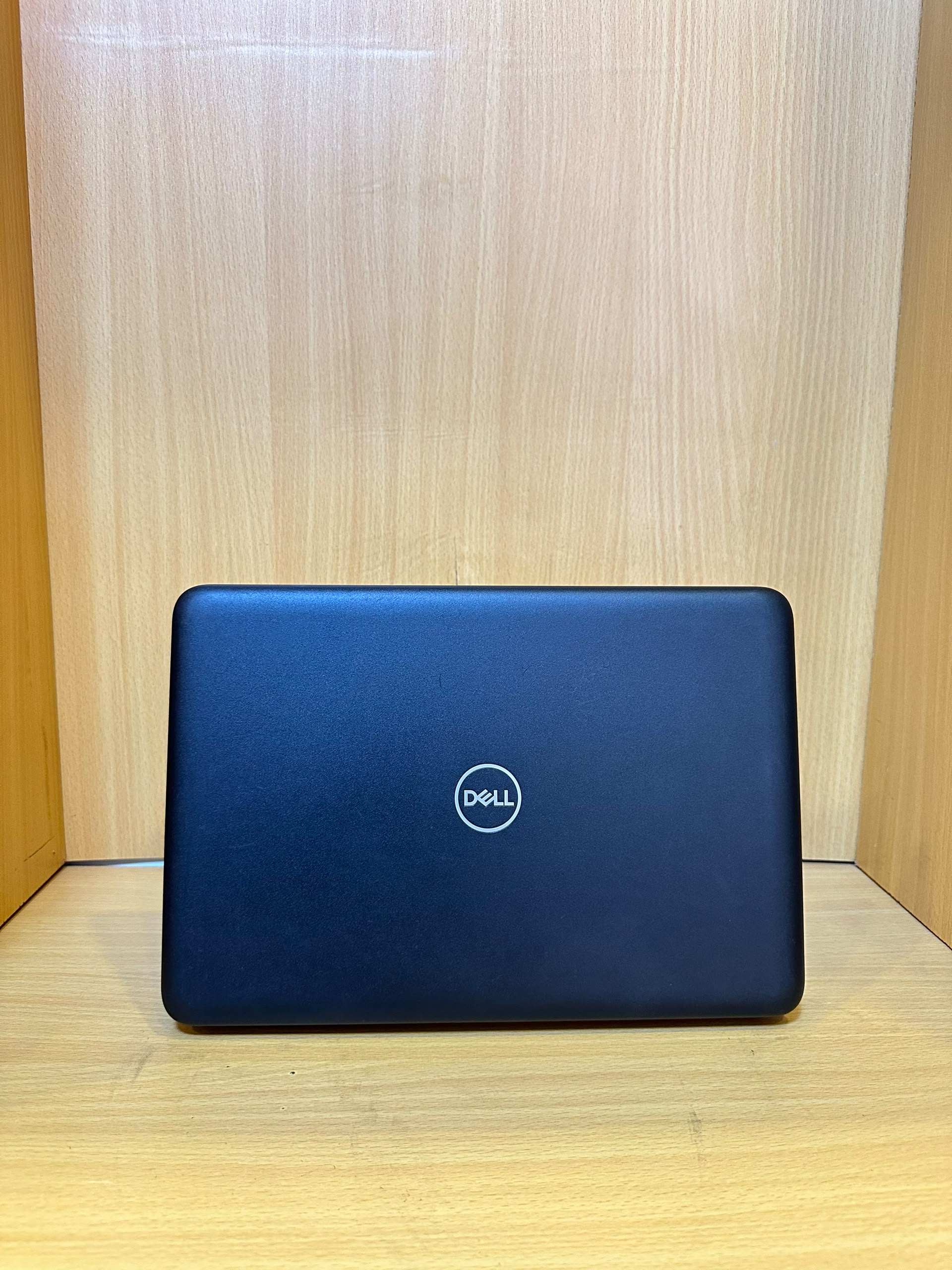 Dell Latitude 3180
Intel Celeron 
4gb ram 
64gb ssd
Webcam
Wifi
Bluetooth 
Hdmi
Sd card 
